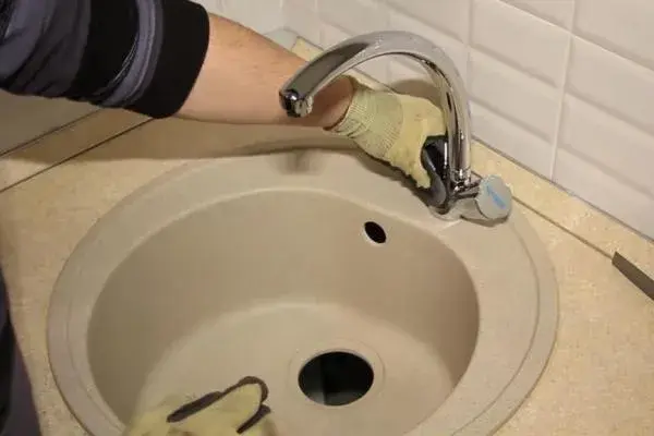 Jak przymocować zlew do szafki: 8 kroków do udanego montażu