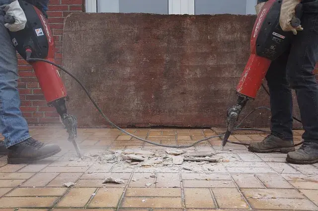 Jak skuć beton szybko i skutecznie: najważniejsze narzędzia i techniki