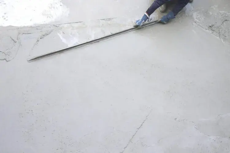 Jak wyrównać beton na zewnątrz: 5 skutecznych metod i materiałów