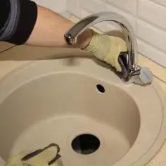 Jak przymocować zlew do szafki: 8 kroków do udanego montażu