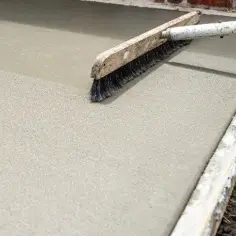 Jaki beton na balkon - kluczowe informacje o wytrzymałości i właściwościach