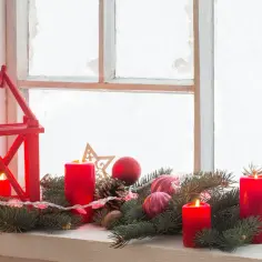Jak ozdobić parapet na święta: 7 pomysłów na magiczną dekorację
